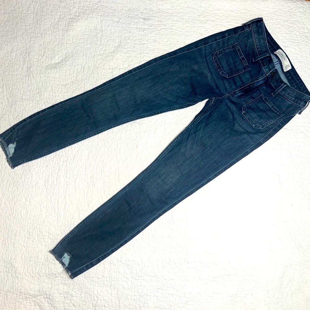 Abercrombie and Fitch Women's 2-Front Pocket Raw Hem Ankle Jeans; 0R 25